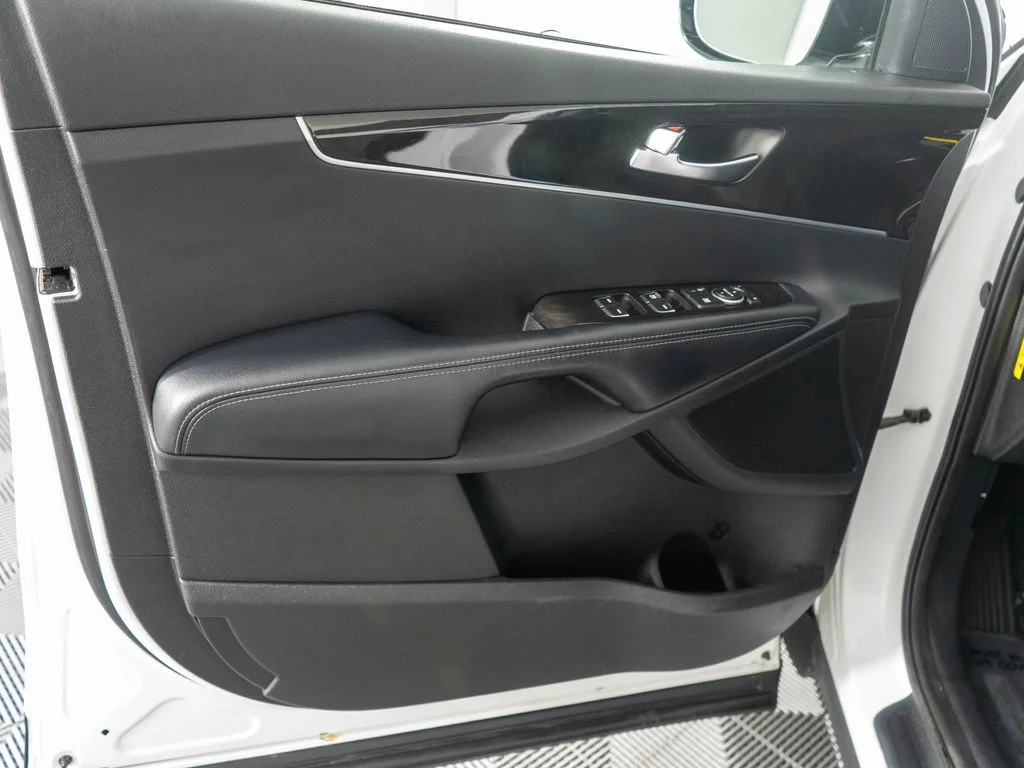 Used 2016 White Kia LX image 22