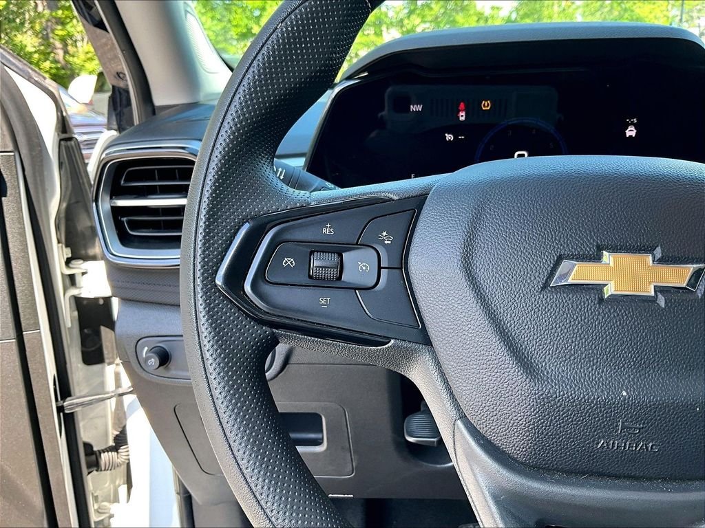 Used 2025 Summit White Chevrolet LT image 23