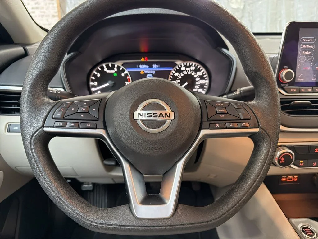 Used 2021 White Nissan 2.5 SV image 16