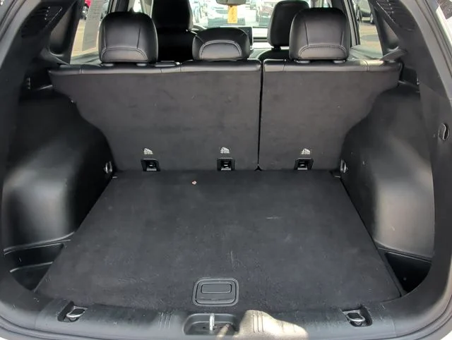 Used 2024 White/off-white Jeep Latitude image 26