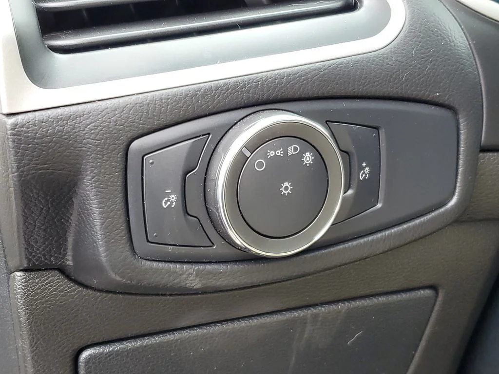 Certified Used 2018 White Gold Metallic Ford SEL image 9