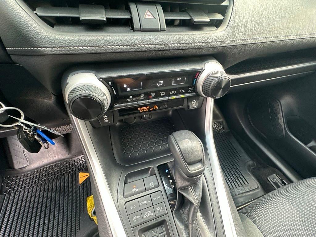 Used 2019 White Toyota LE image 16