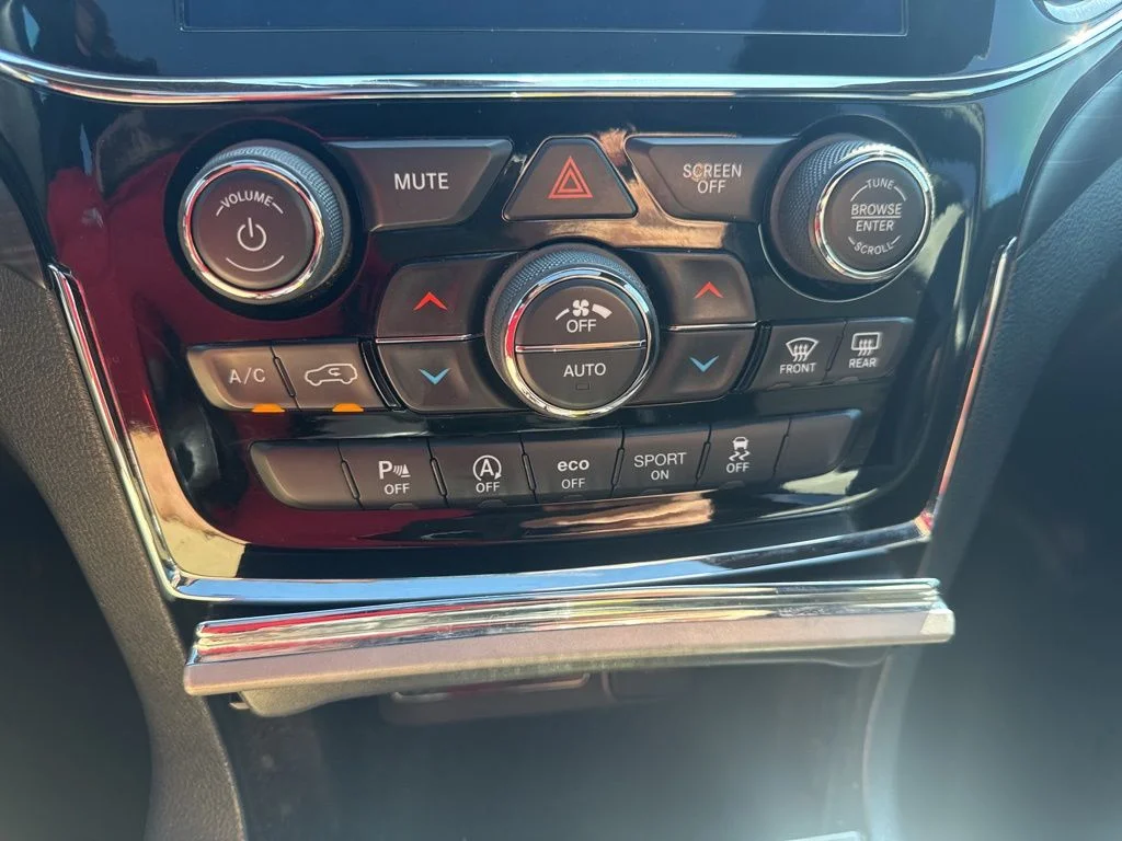 Certified Used 2019 Diamond Black Jeep Altitude image 23