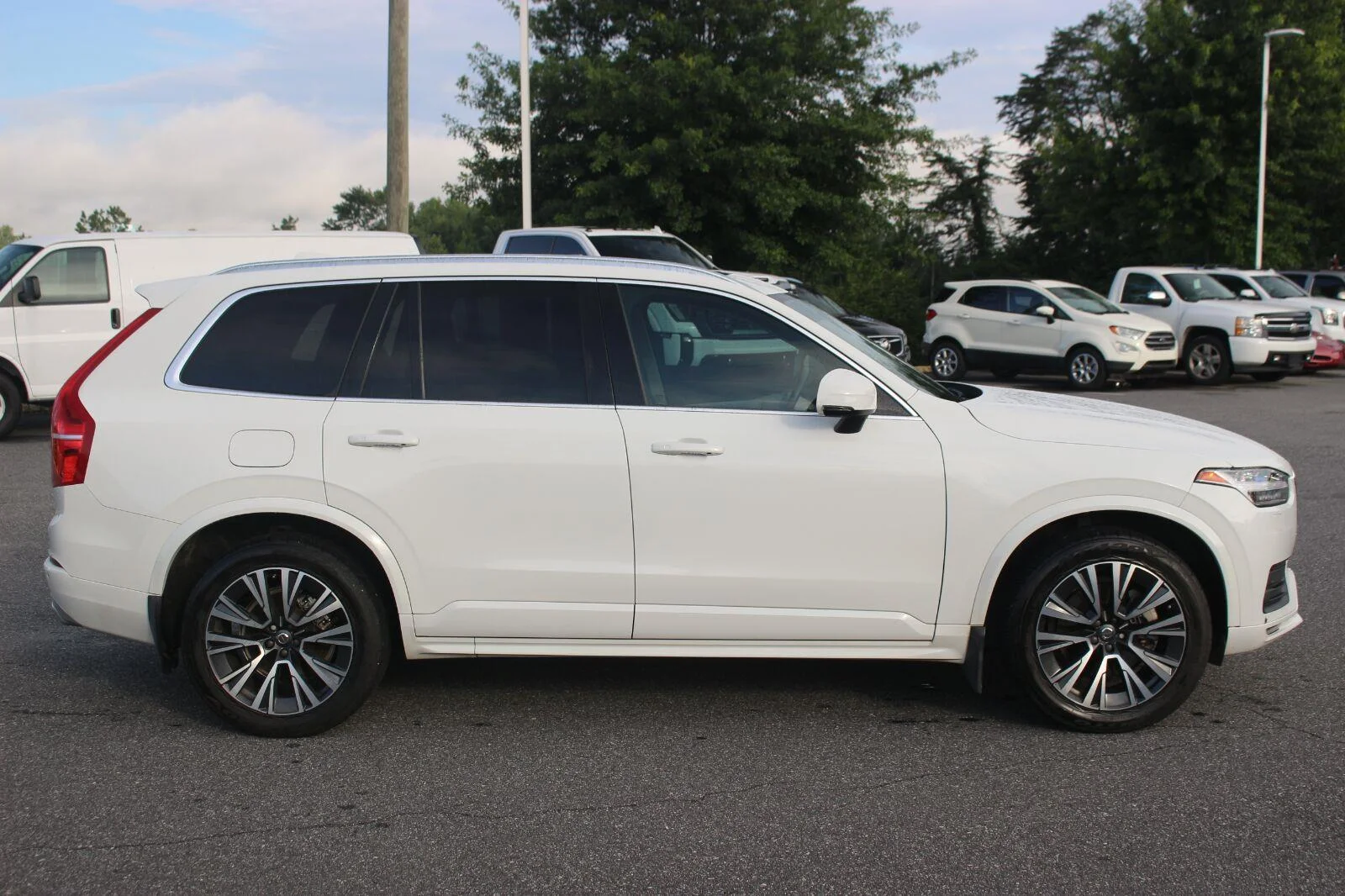 Used 2021  Volvo Momentum image 8