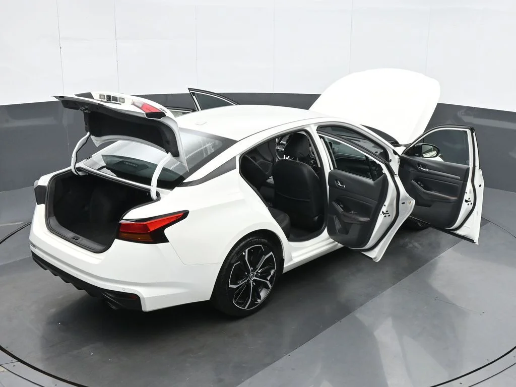 Used 2025 White Nissan 2.5 SR image 40
