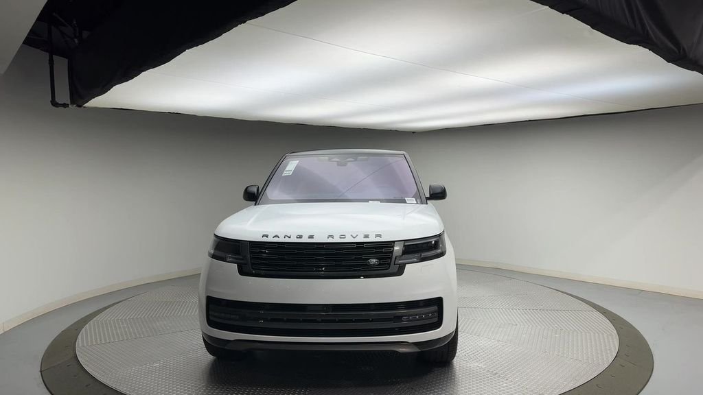 Used 2023  Land Rover SE image 3