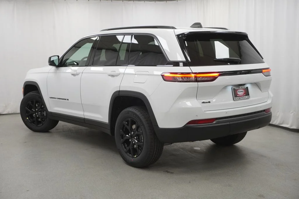 New 2026 Bright White Clear-Coat Exterior Paint Jeep Altitude image 13