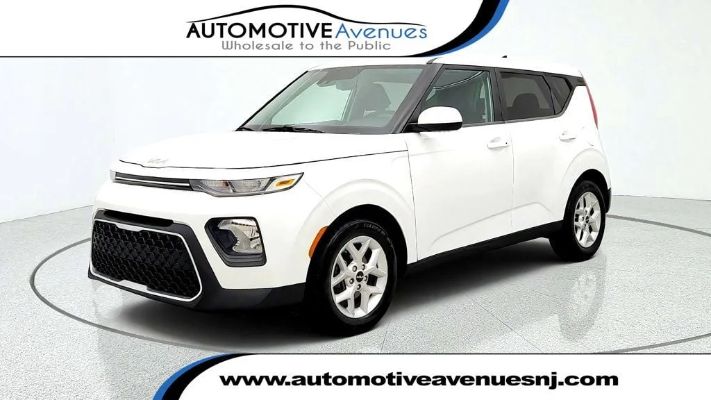 Used 2022 Snow White Pearl Kia S IVT image 1