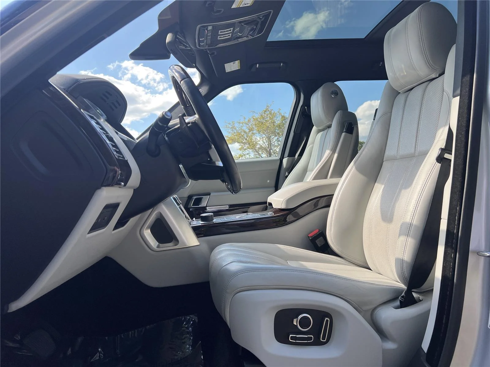 Used 2016 Indus Silver Land Rover Diesel HSE image 21
