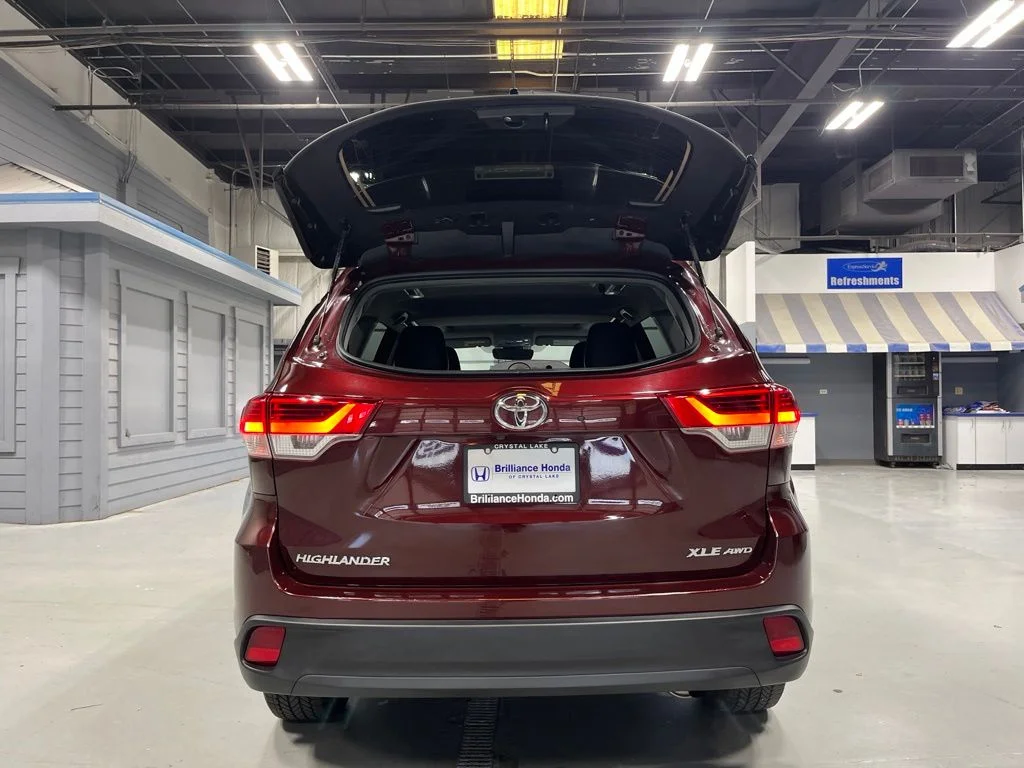 Used 2018 Ooh La La Rouge Mica Toyota XLE image 10