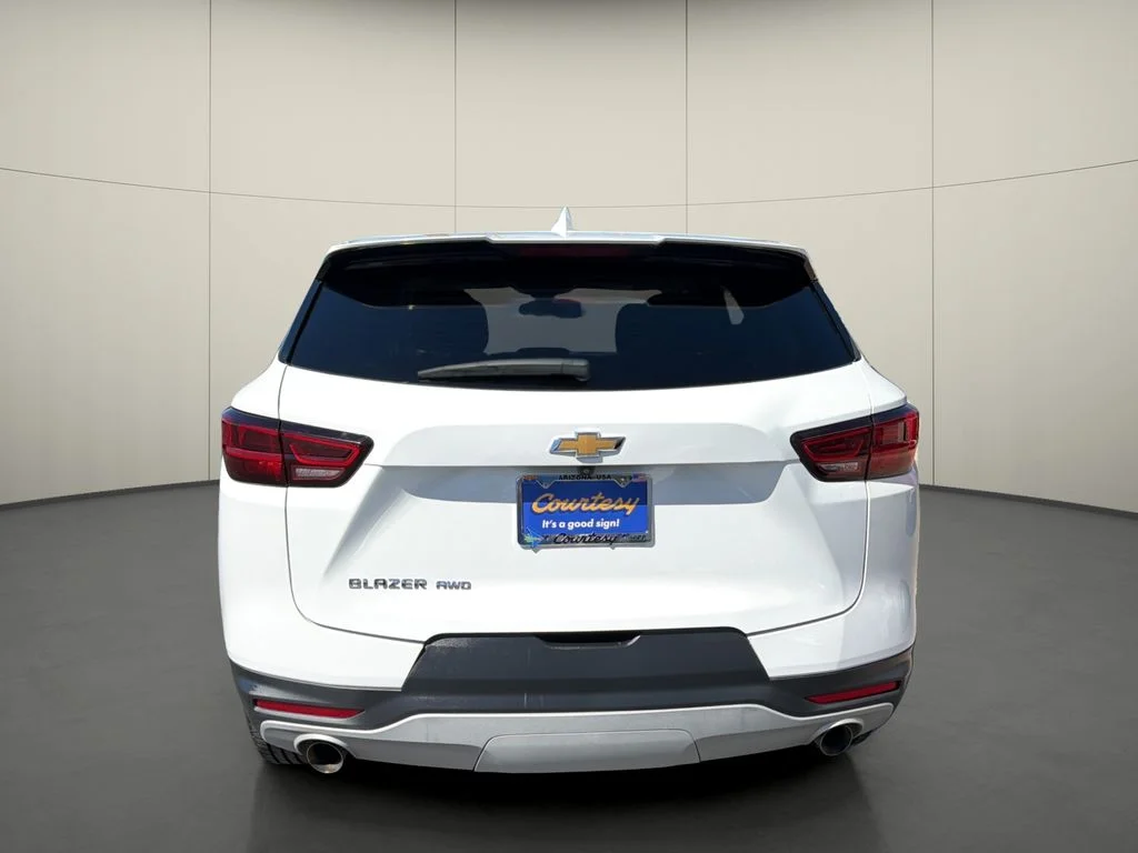 Used 2025 White Chevrolet LT image 6