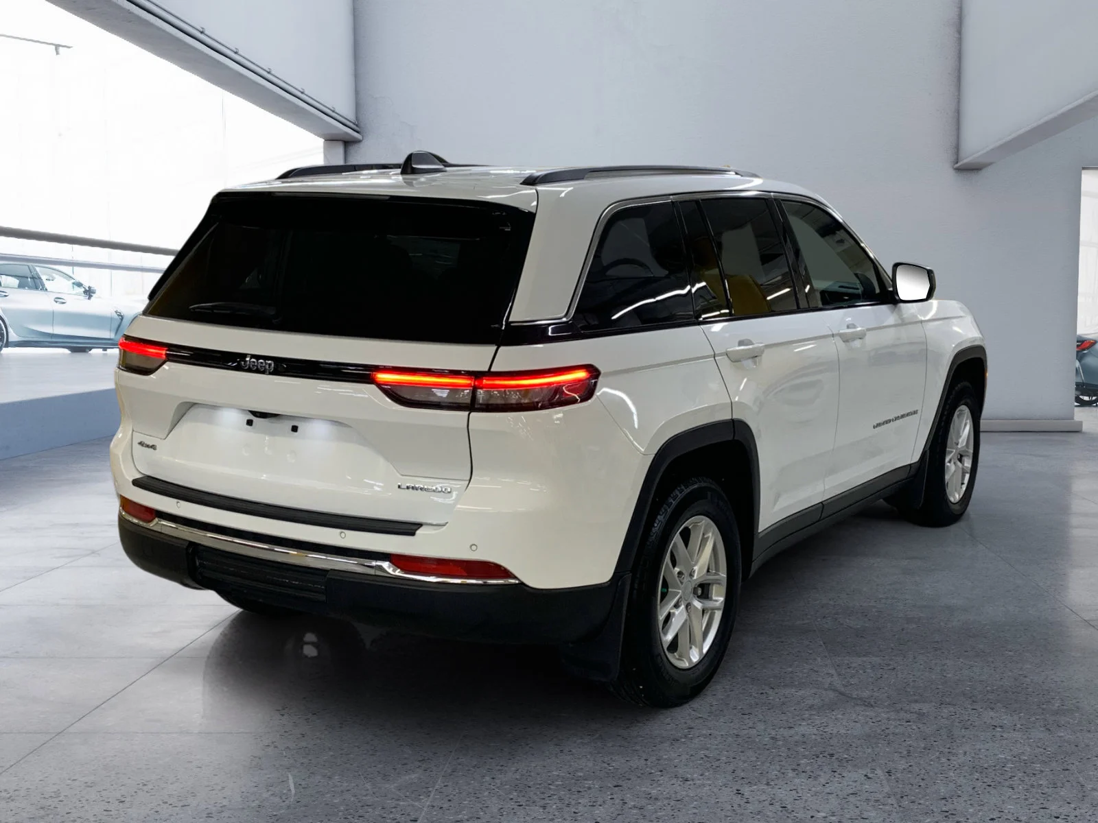 Used 2023 White Jeep Laredo image 5