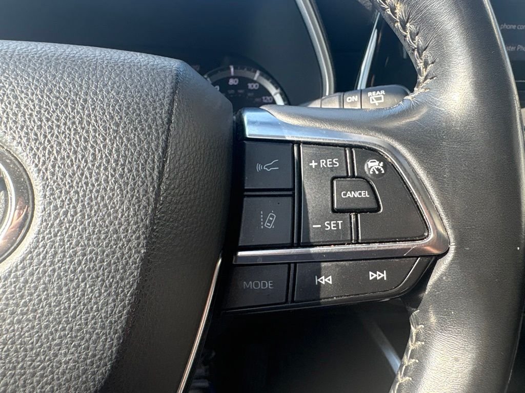 Used 2020 Pearl Toyota XLE image 10