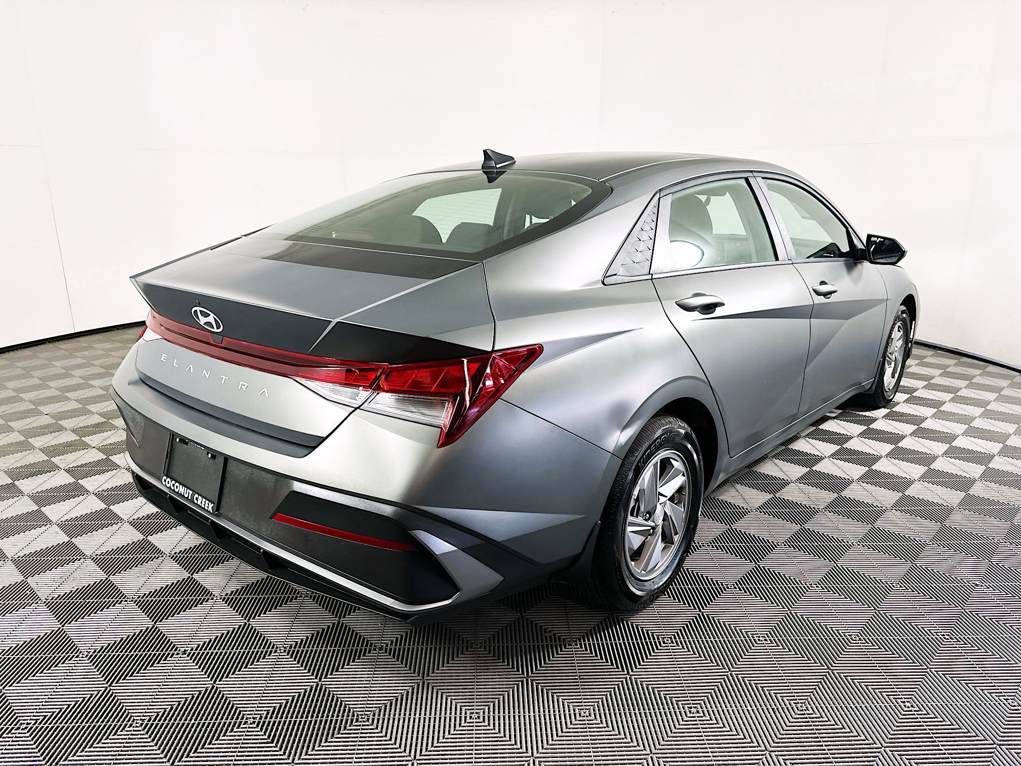 2025 Hyundai Elantra thumbnail 5