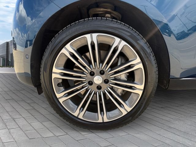 Used 2024 Blue Land Rover SE image 9