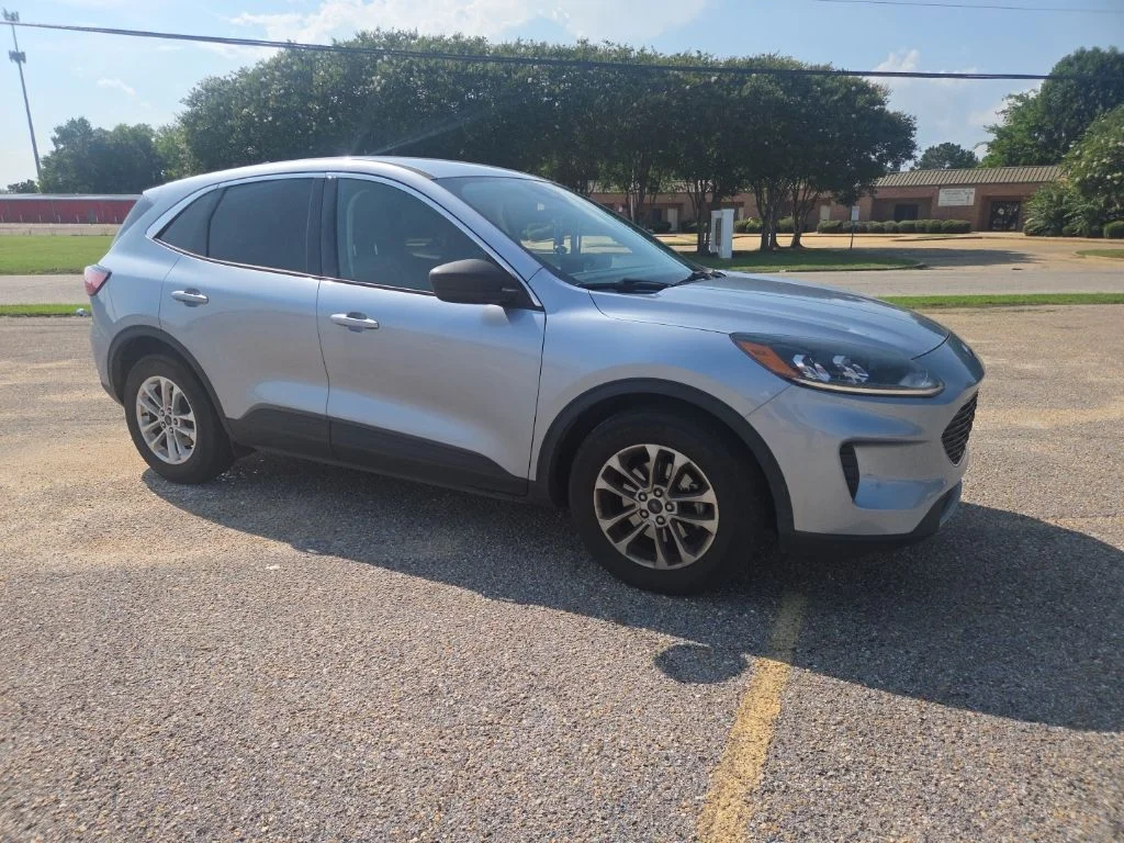 Used 2022 Blue Silver Metallic Ford SE image 12