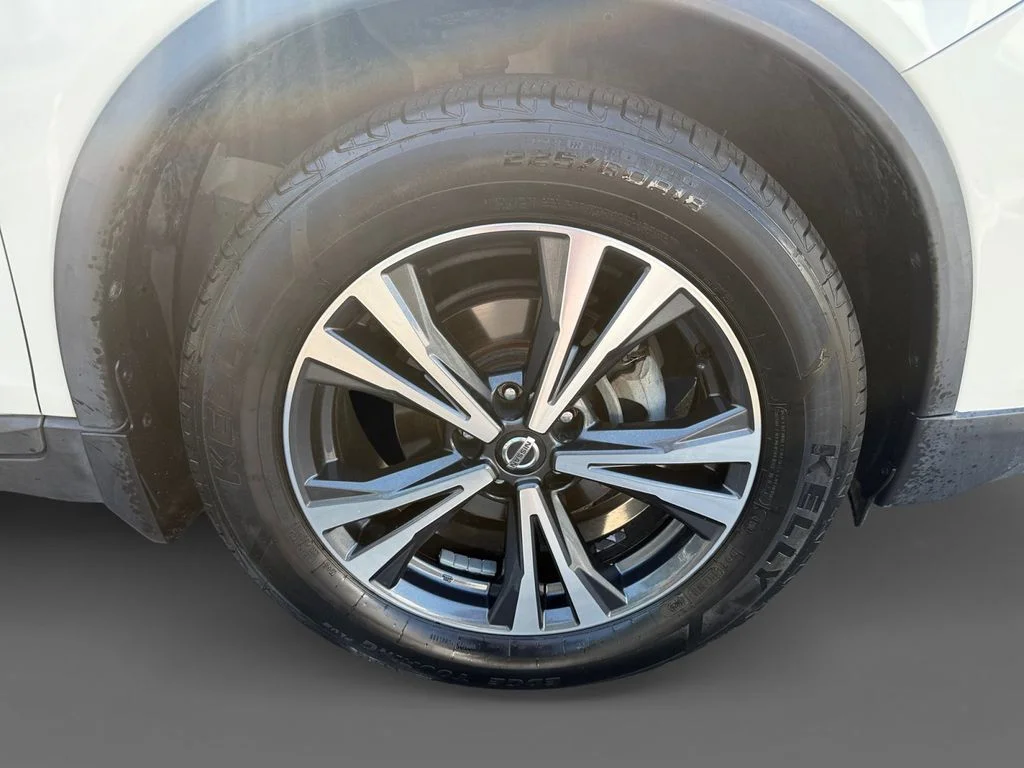 Used 2018 White Nissan SL image 16