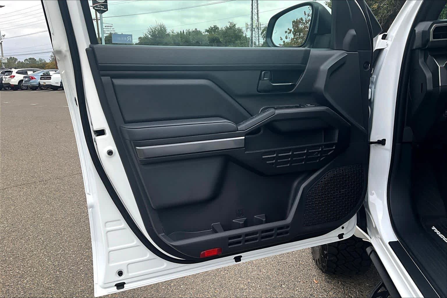 2025 Toyota Tacoma SR5 - Photo 10