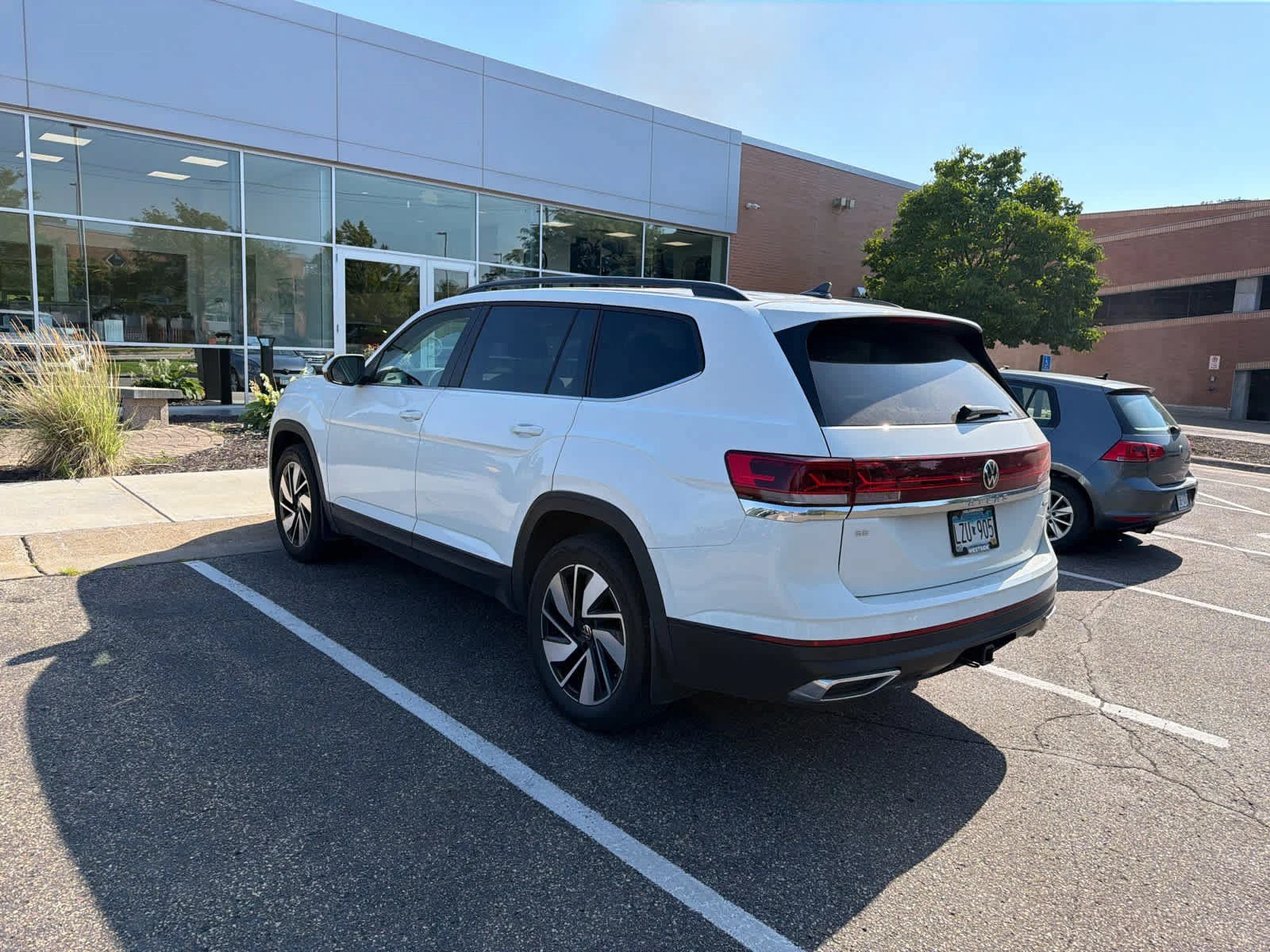 Certified 2024 Volkswagen Atlas SE w/Tech with VIN 1V2KR2CA0RC567690 for sale in Saint Louis Park, Minnesota