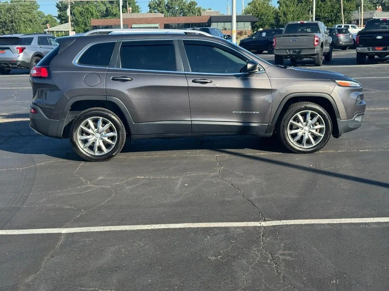Used 2018 Jeep Cherokee Limited with VIN 1C4PJLDX2JD580480 for sale in Waterloo, IL