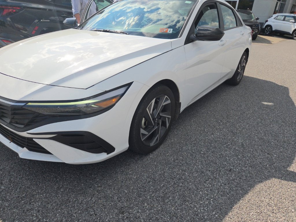 Used 2025 White Hyundai SEL Sport image 1