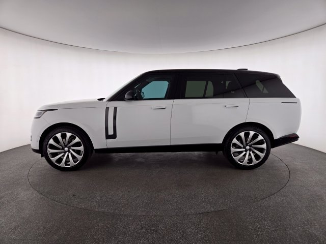 Used 2025 White Land Rover SE image 29