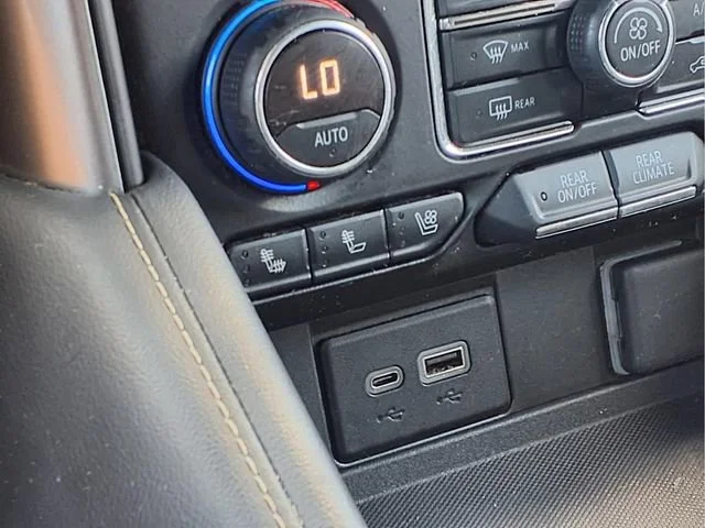 Used 2021 IRIDESCENT PEARL TRICOAT Chevrolet Premier image 8