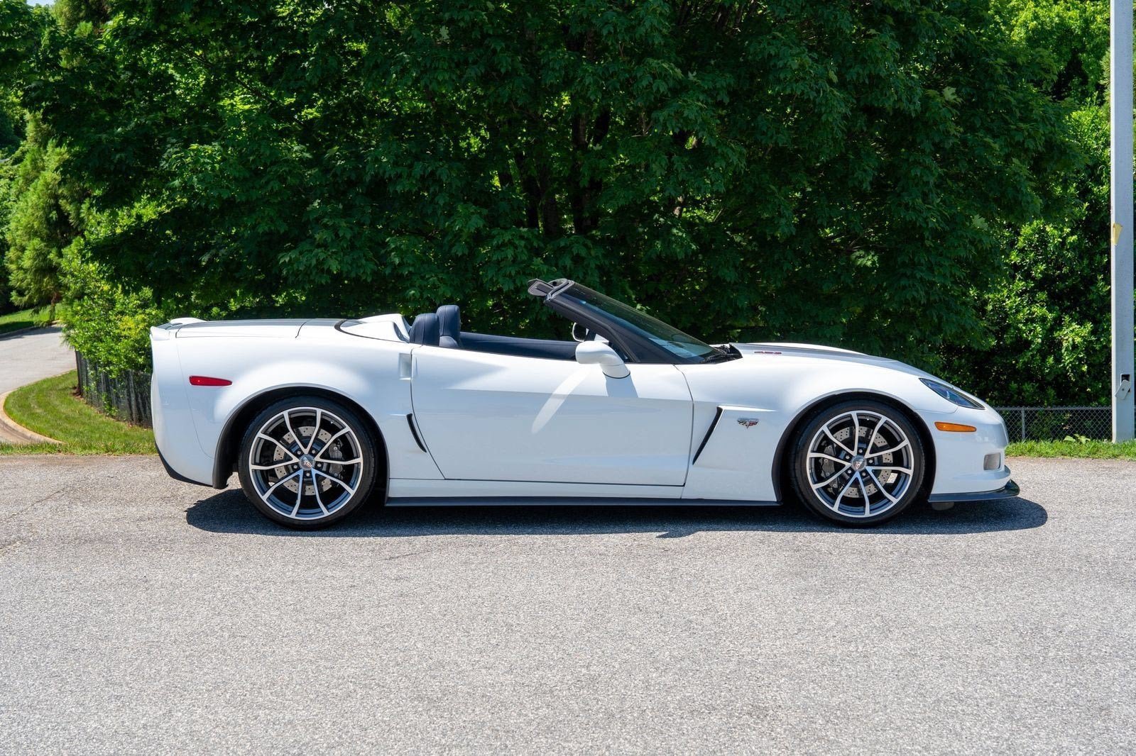 Used 2013 Arctic White Chevrolet 427 1SC image 10