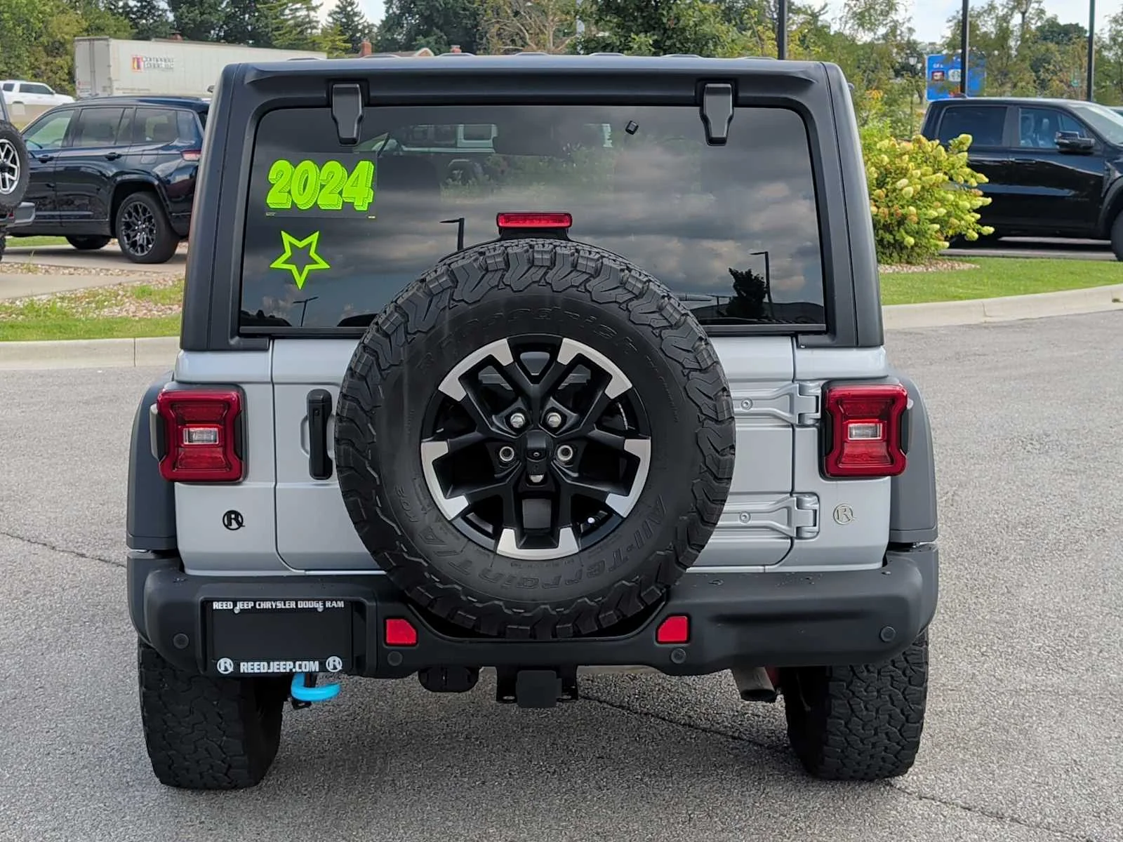 Used 2024 Silver Zynith Clearcoat Jeep Rubicon image 8