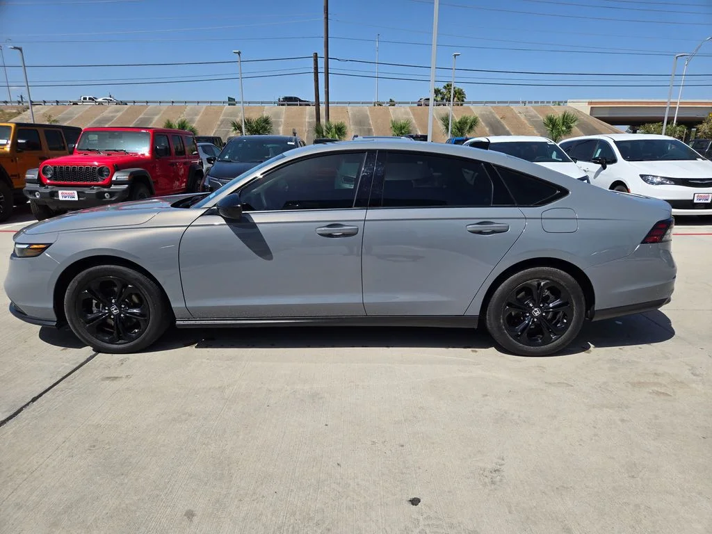 Used 2025 White Honda SE image 6