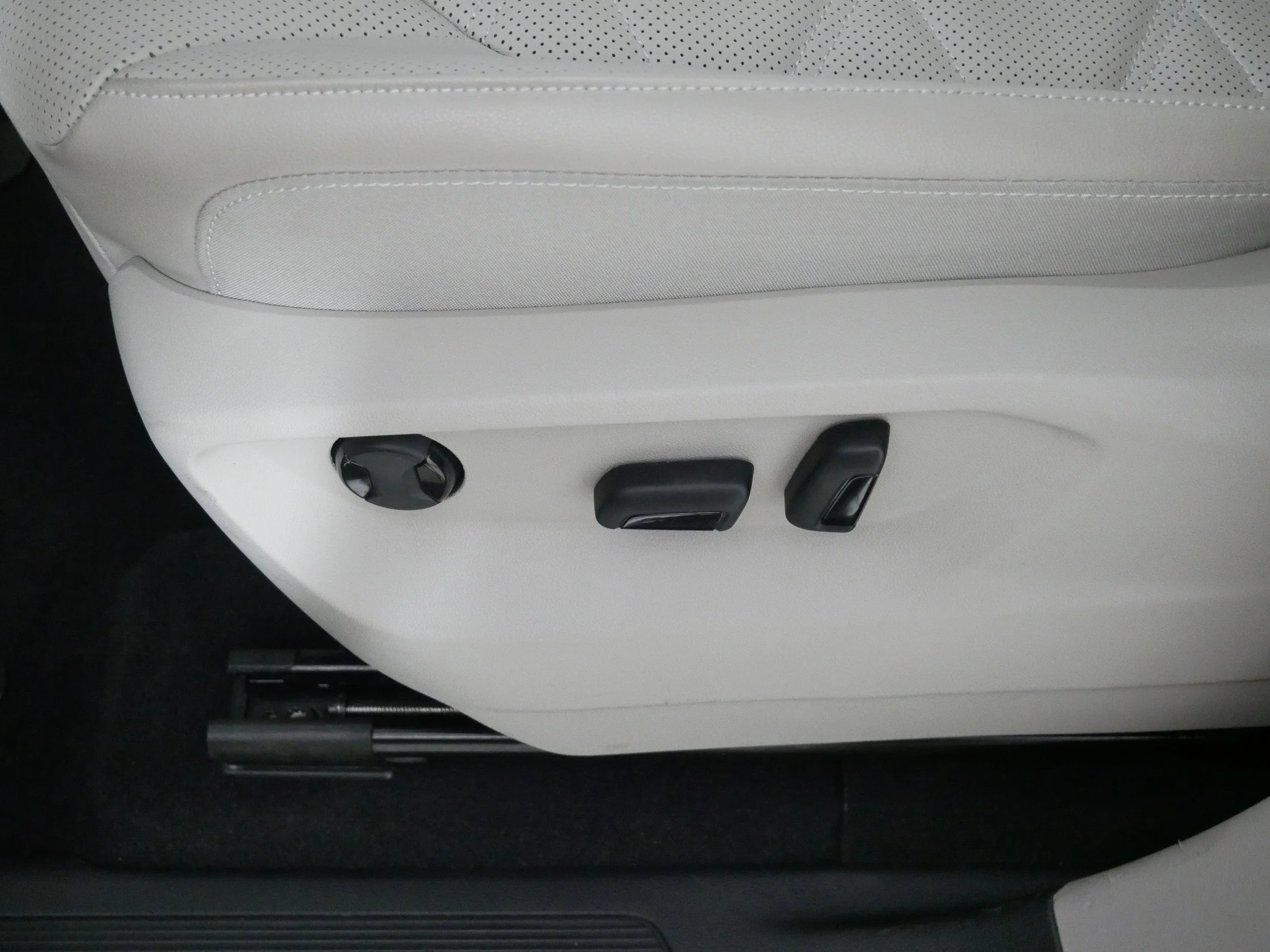 Used 2025 Pure White Volkswagen 2.0T SE image 20