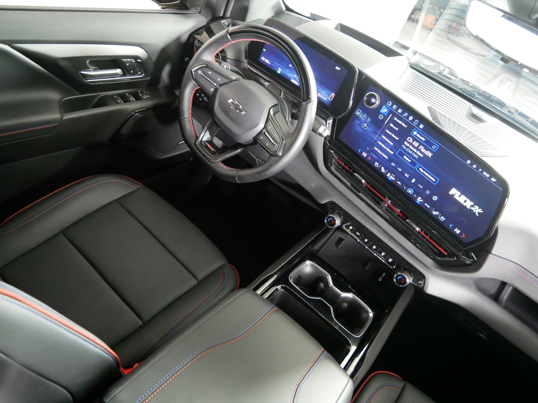 Used 2025 Black Chevrolet RST - Max Range image 9