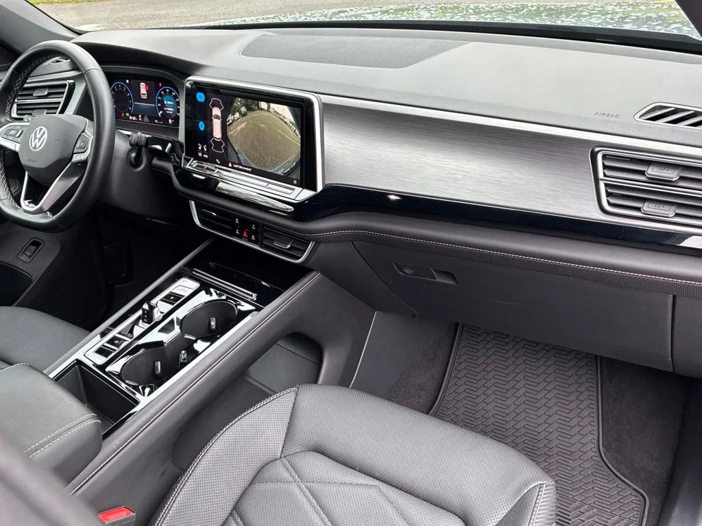 Used 2024  Volkswagen 2.0T SE w/Technology image 50