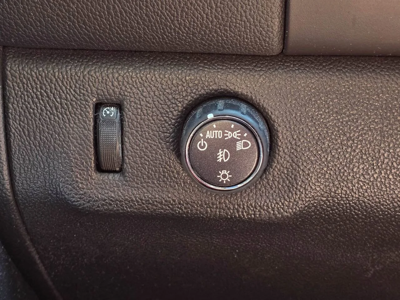Used 2019 Satin Steel Metallic Chevrolet 2WD LT image 23