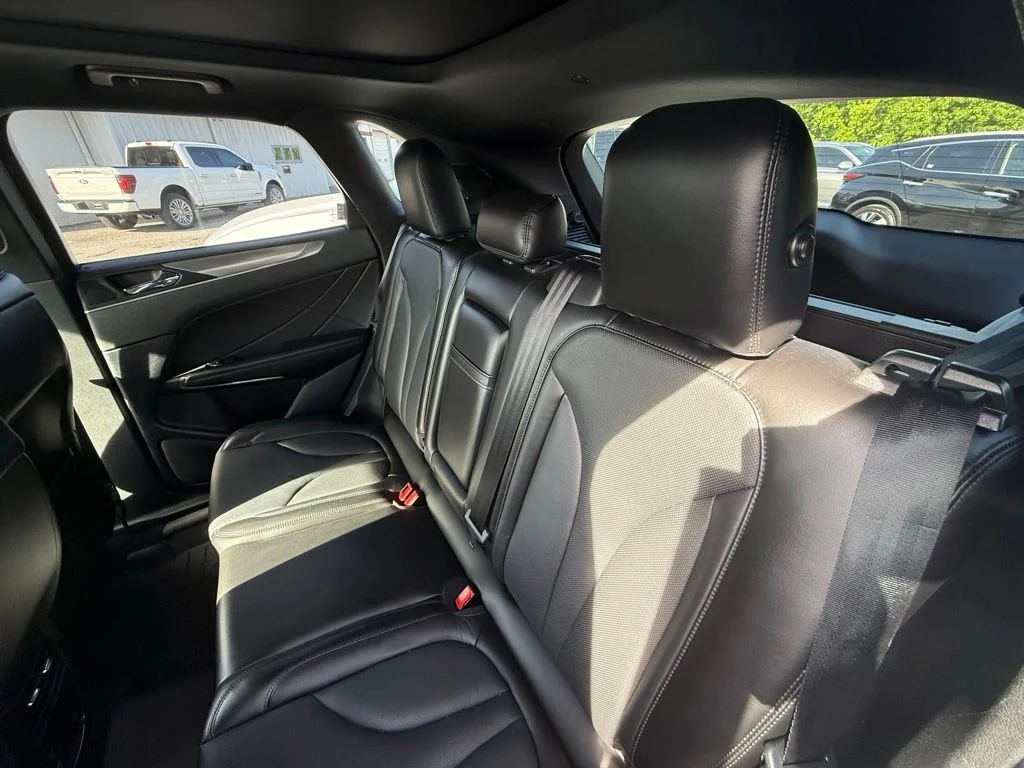 Used 2019 White Lincoln Reserve image 7