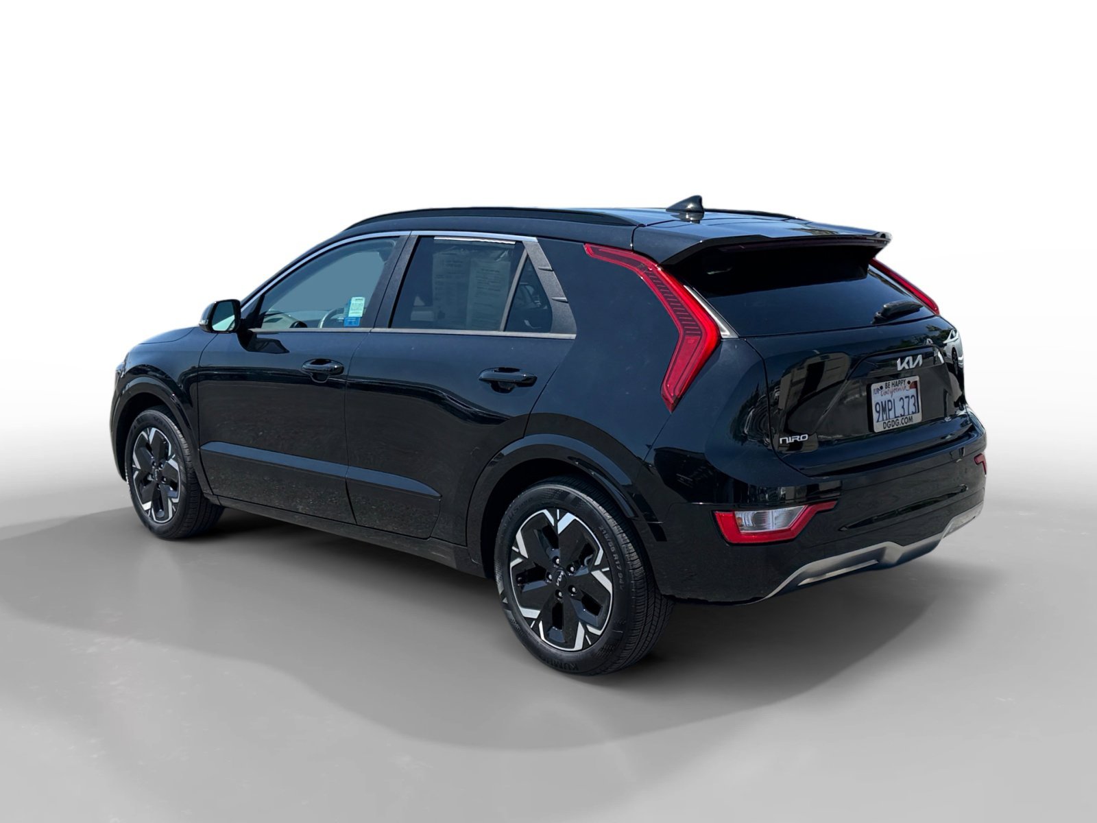 Used 2024 Aurora Black Kia Wind image 3