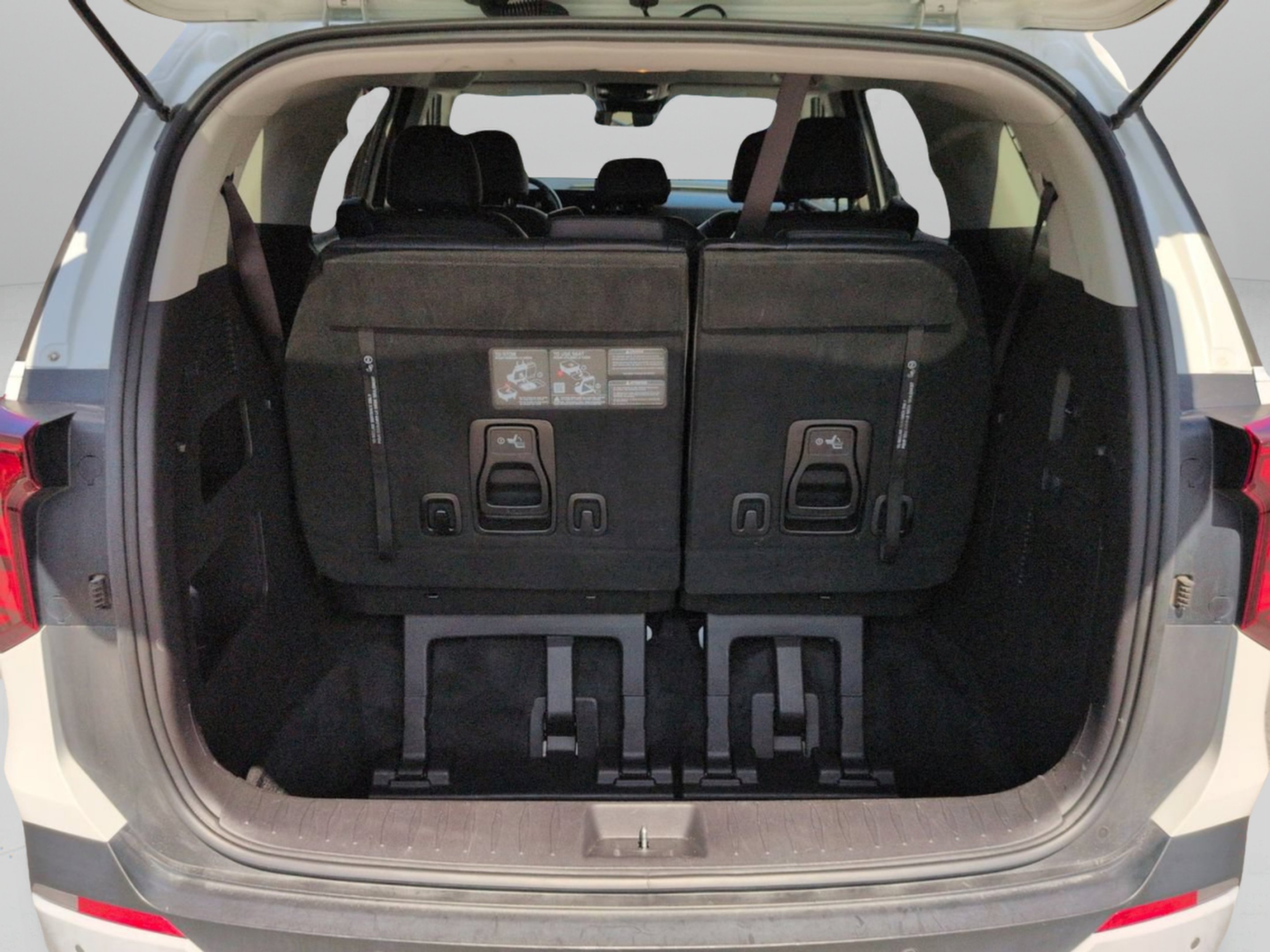 Certified Used 2025 Snow White Pearl Kia LXS image 10
