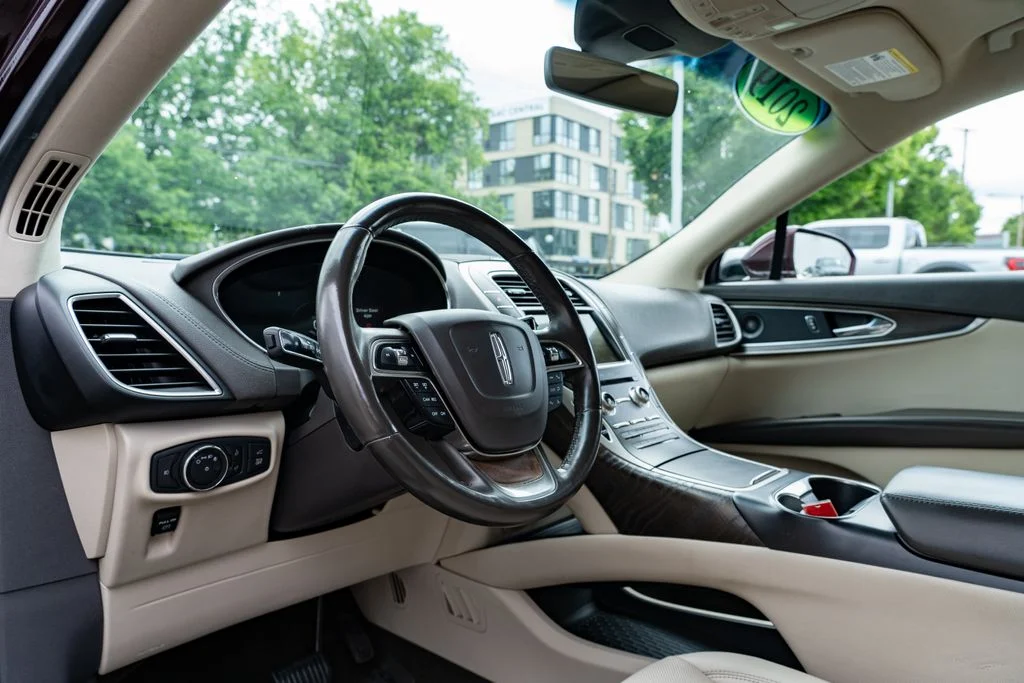 Used 2019 Red Lincoln Reserve image 21