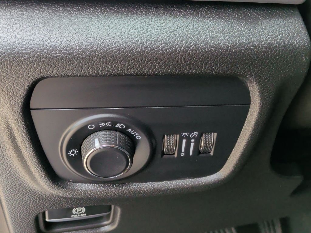 Used 2025 Silver Jeep Laredo image 15