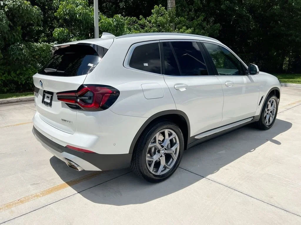 Used 2024 White Metallic BMW xDrive30i image 7