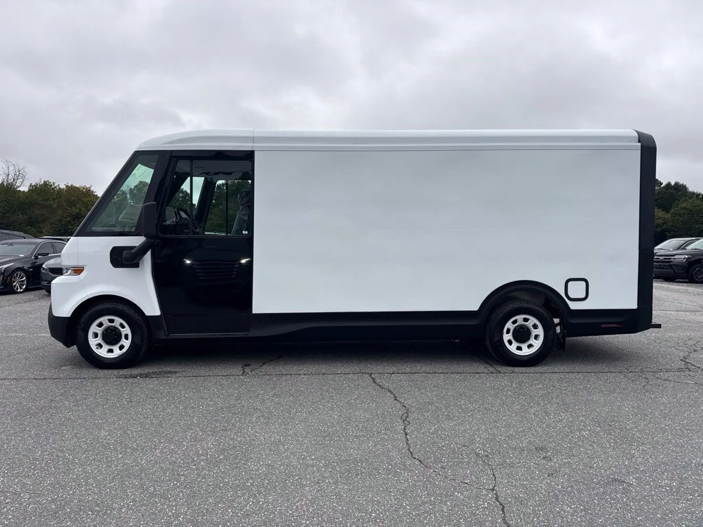 Used 2025 White Chevrolet 600 image 2