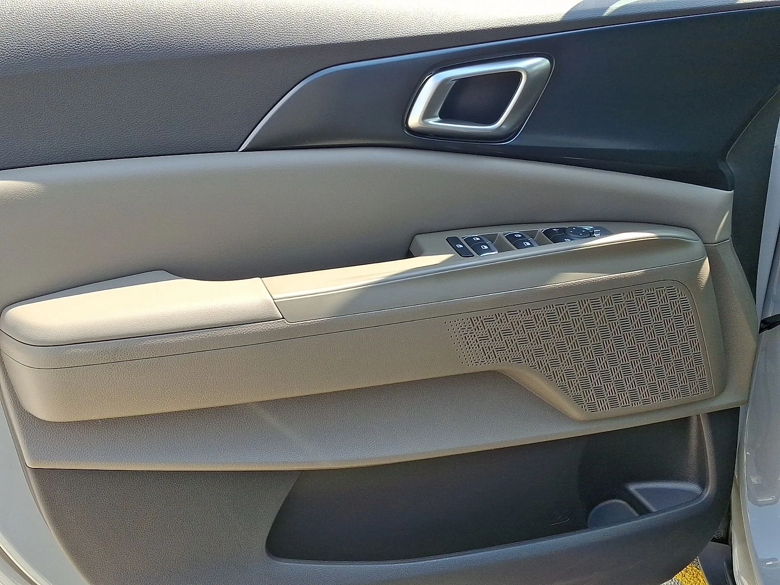 New 2027 Silver Kia LXS image 13