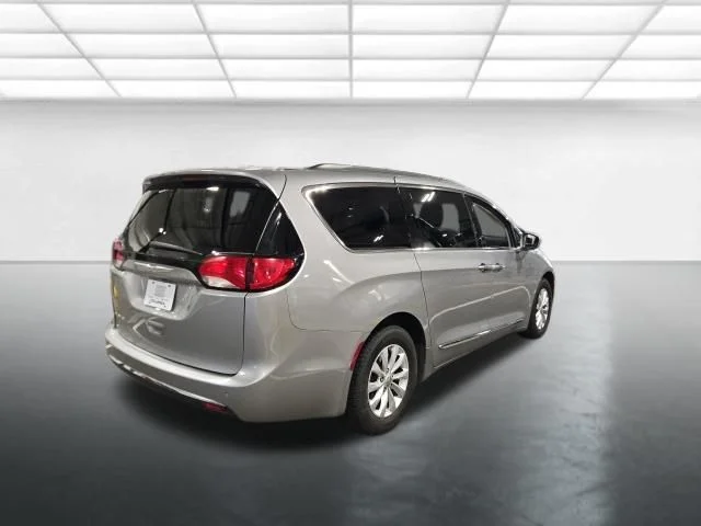 Used 2017 Silver Chrysler Touring L image 4