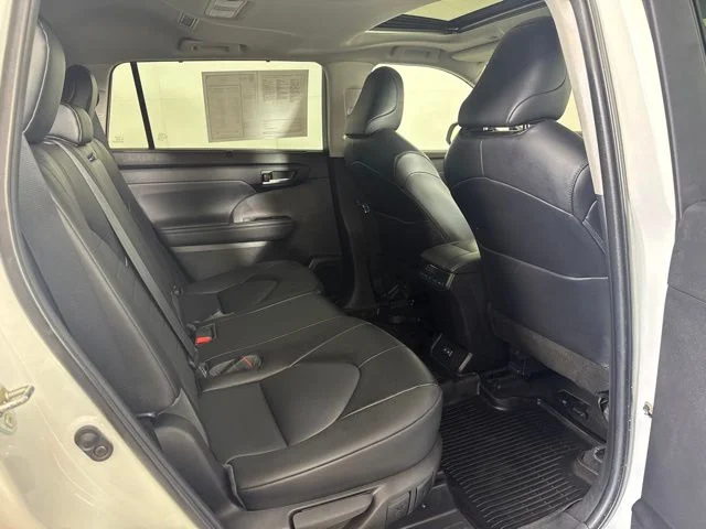 Used 2022 Pearl Toyota XLE image 5