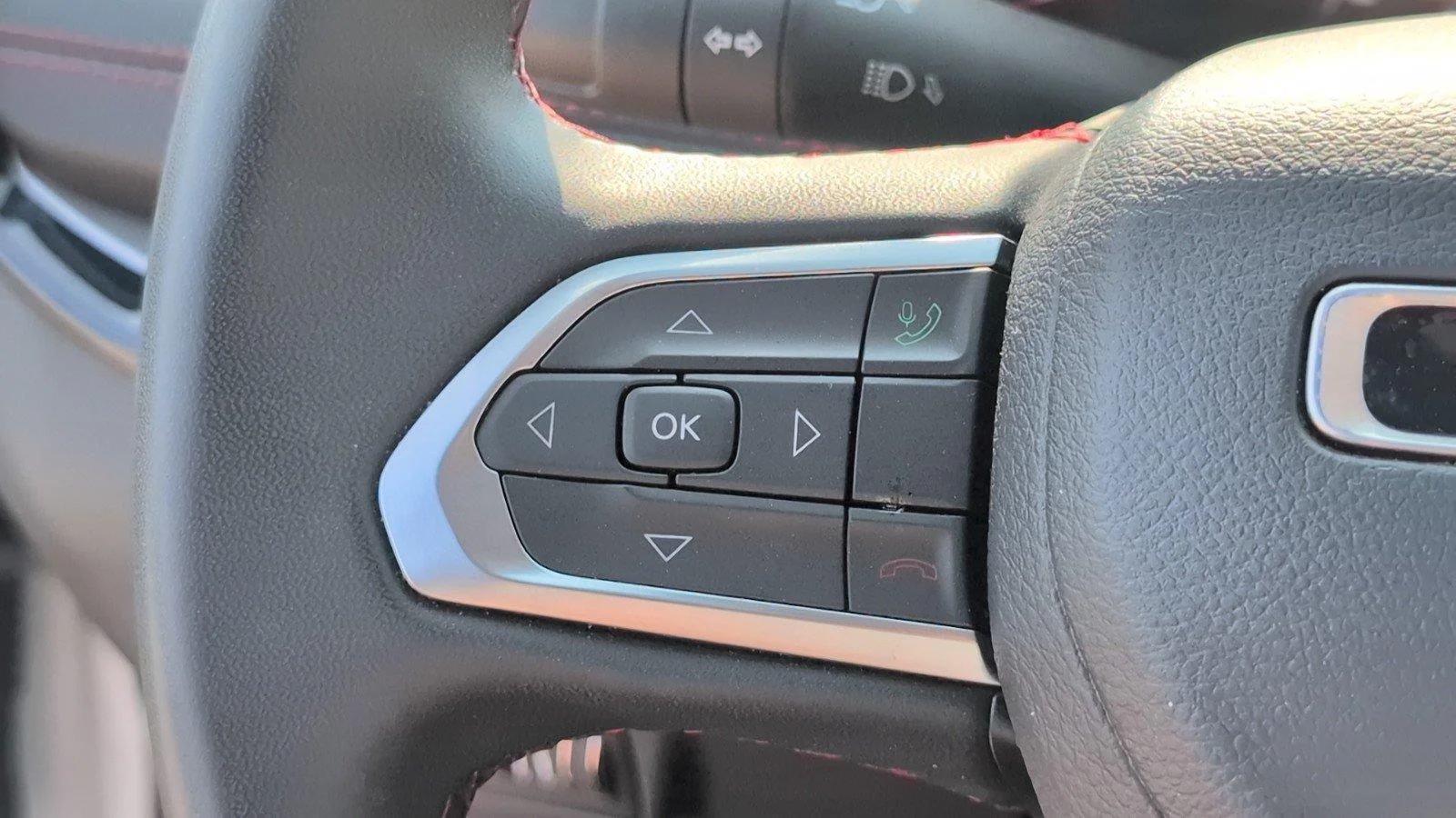 Used 2025 Bright White Clearcoat Jeep Trailhawk image 30