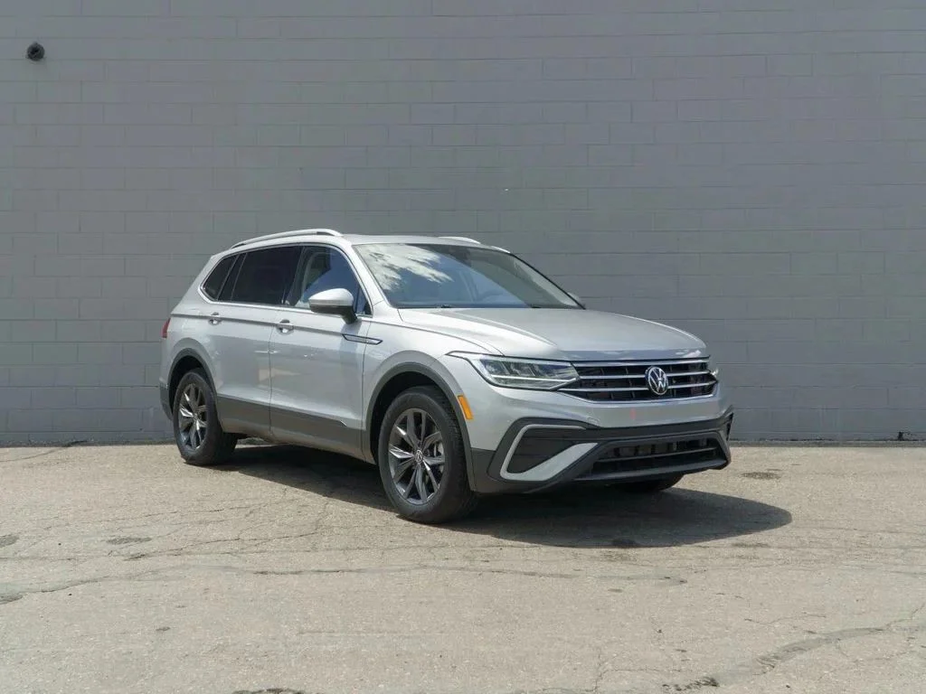 Used 2023 Silver Metallic Volkswagen 2.0T SE image 9