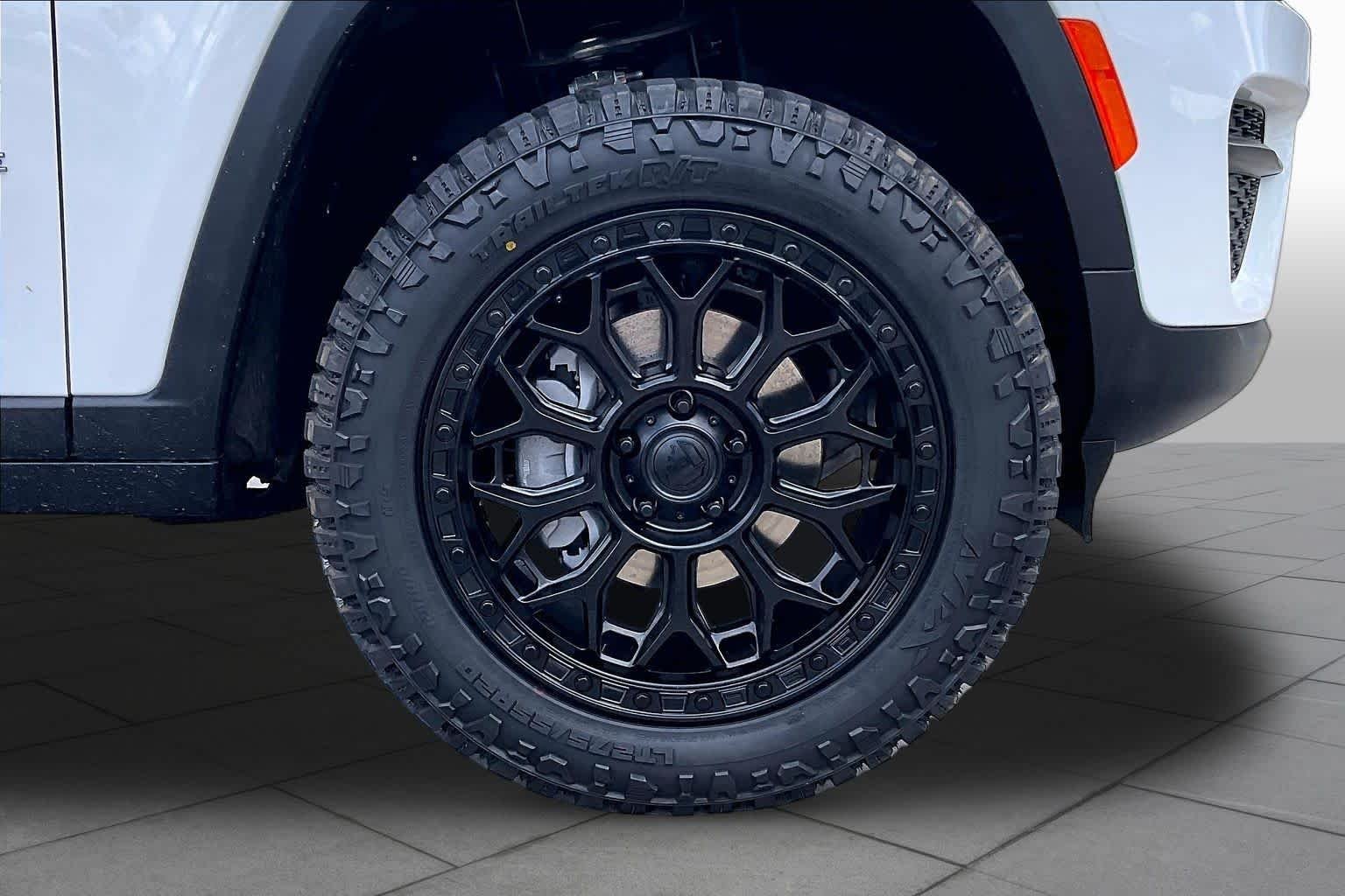 New 2026 Bright White Clear-Coat Exterior Paint Jeep Laredo image 11