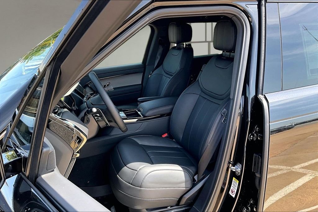 New 2026 Santorini Black Metallic Land Rover SE image 9