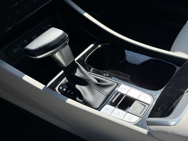 Used 2025 White Hyundai SEL Convenience image 24