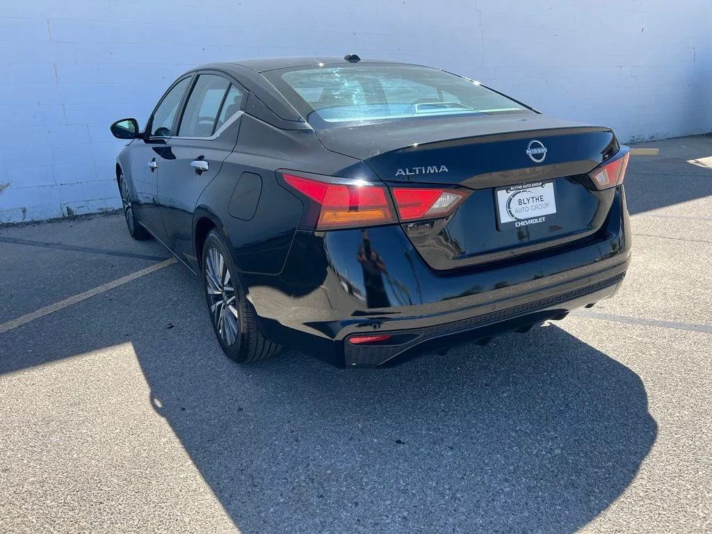 Used 2025 Black Nissan 2.5 SV image 4
